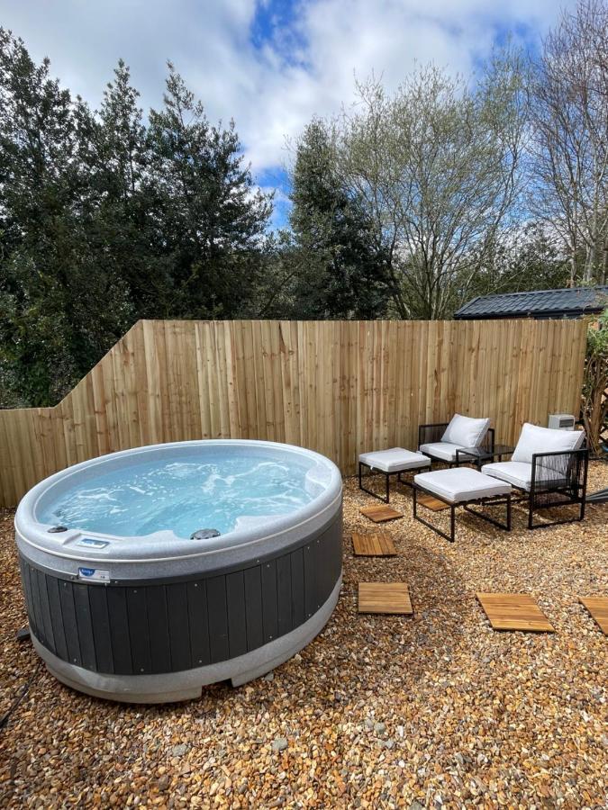 Dee Lodge With Private Hot Tub Llangollen Extérieur photo